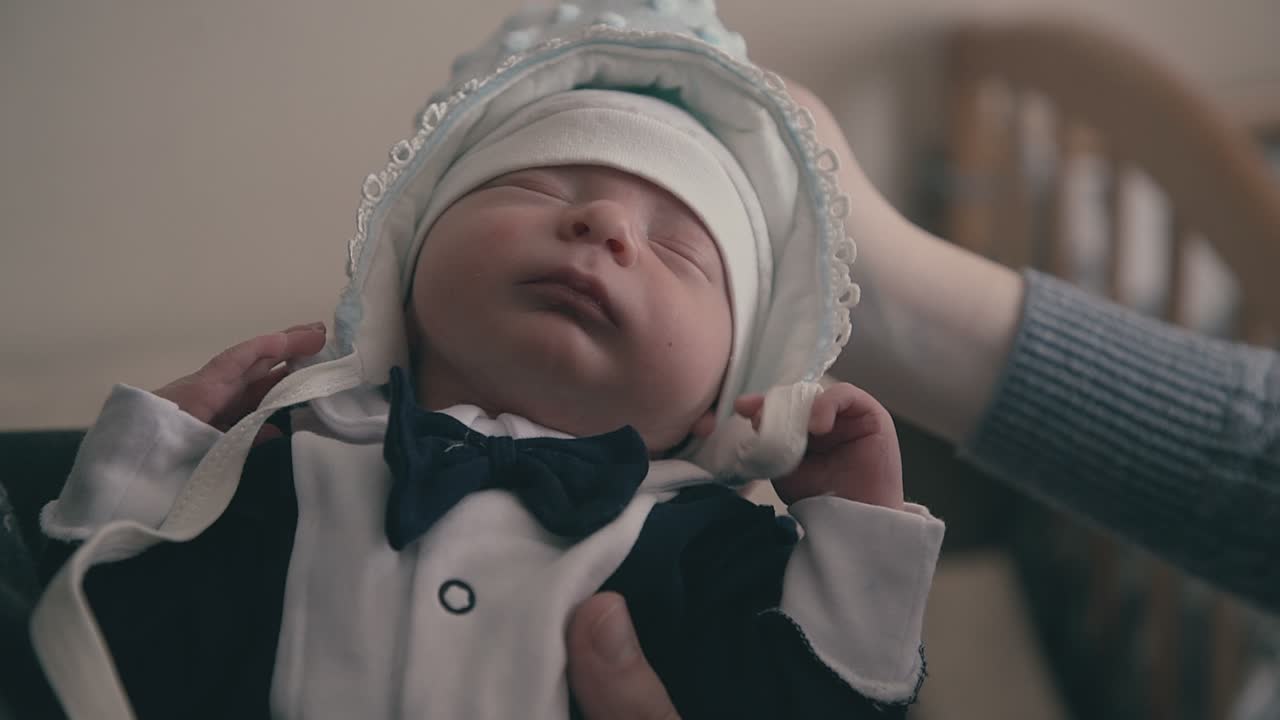 작은 아기와 재미있는 딸과 함께 행복한 가족