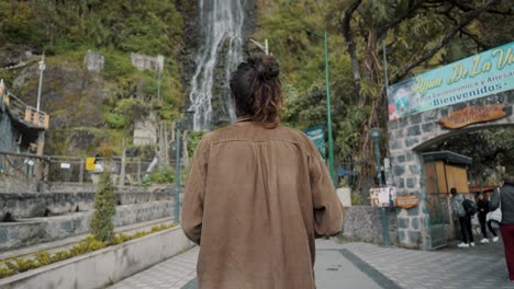 Blick-Hinter-Einen-Mann,-Der-In-Banos-De-Agua-Santa-In-Ecuador-Spaziert