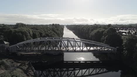 Pintoresco-Puente-Peatonal-De-Tráfico-Arqueado-De-Acero-A-La-Antigua-Sobre-El-Canal-De-Barcos-De-Manchester-Al-Amanecer-órbita-De-ángulo-Bajo-Izquierda