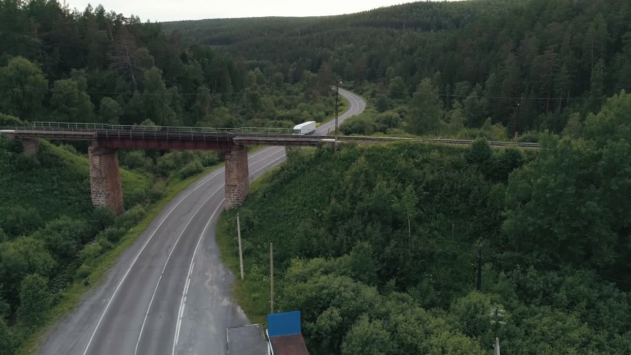 вид на дорогу и мост над деревьями и лесом