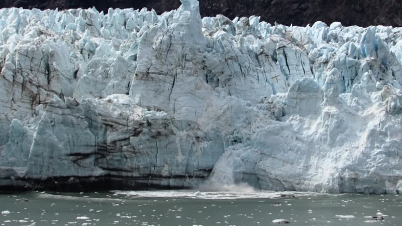 마제리 빙하에서 녹아내리는 얼음이 알래스카 베이 워터스에 떨어집니다.