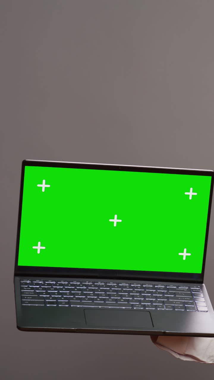 Restaurantmedarbejder der peger på greenscreen-layout på pc i en vertikal video