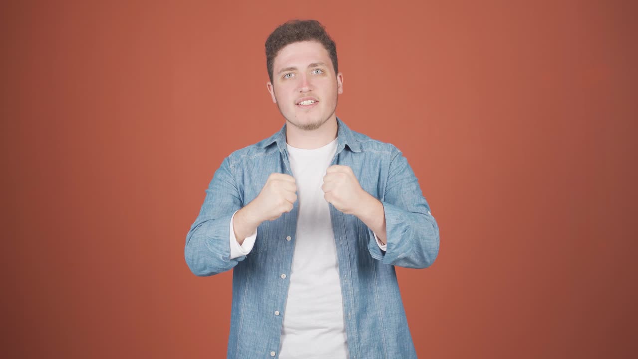 카메라 앞에서 동기부여 연설을 하는 남자