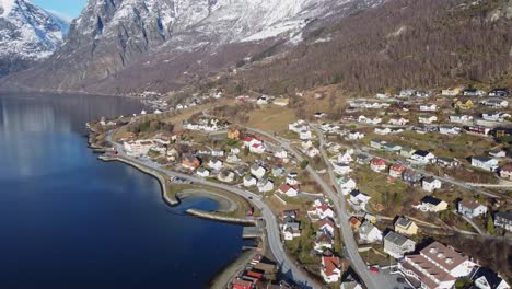 aurland en noruega durante la primavera - antena que muestra hermosas casas de campo y fiordos en el área de vinjaasen y skjerdalsvegen