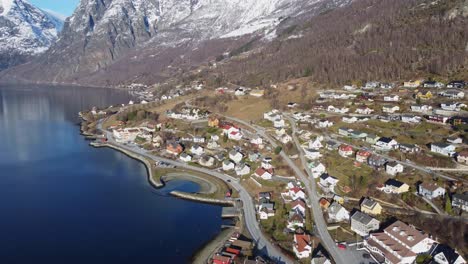 aurland in norwegen im frühling - luftaufnahme mit wunderschönen landhäusern und fjorden in den gebieten vinjaasen und skjerdalsvegen