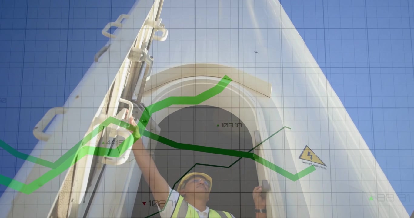Tecnico eolico che emerge dal pannello della porta di una turbina che si apre, tenendo una ringhiera e ispezionando tramite una griglia verde