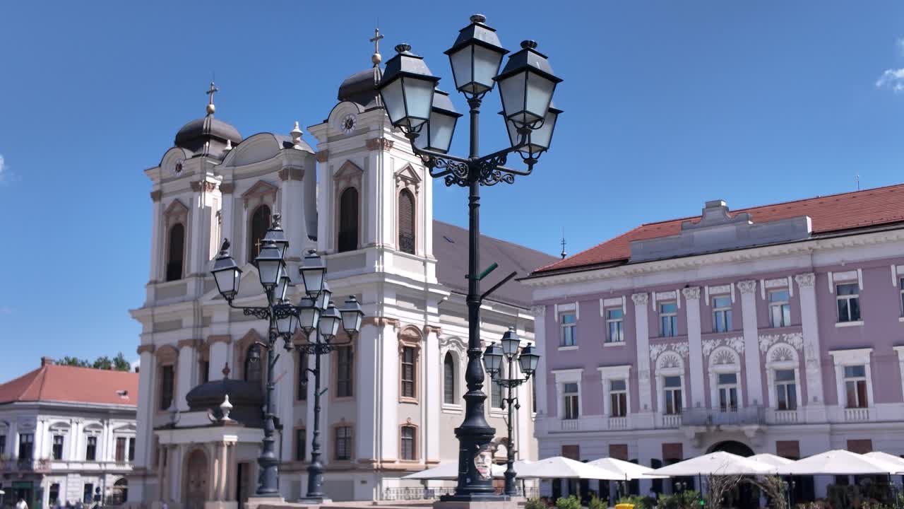 Vista panoramica della Cattedrale cattolica di San Giorgio a Timisoara, in Romania, con eleganti lampioni in primo piano che aggiungono profondità e fascino all'architettura storica