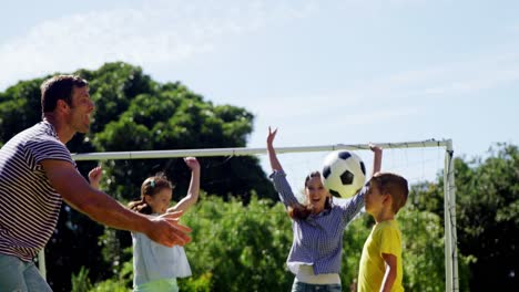 Glückliche-Familie,-Die-Fußball-Spielt