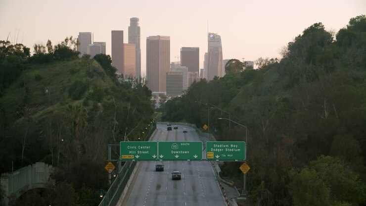Skyline del centro di Los Angeles e la Freeway 110.