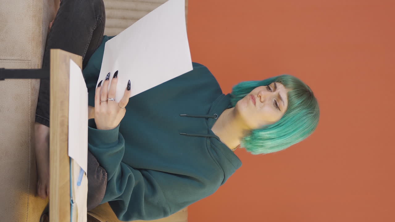 Vertikales Video einer jungen Frau, die sich über belastende Unterlagen ärgert