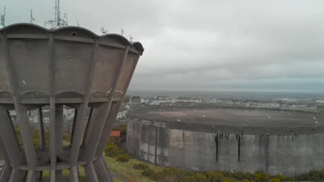 vieja torre de agua y tanque de hormigón de pie libre