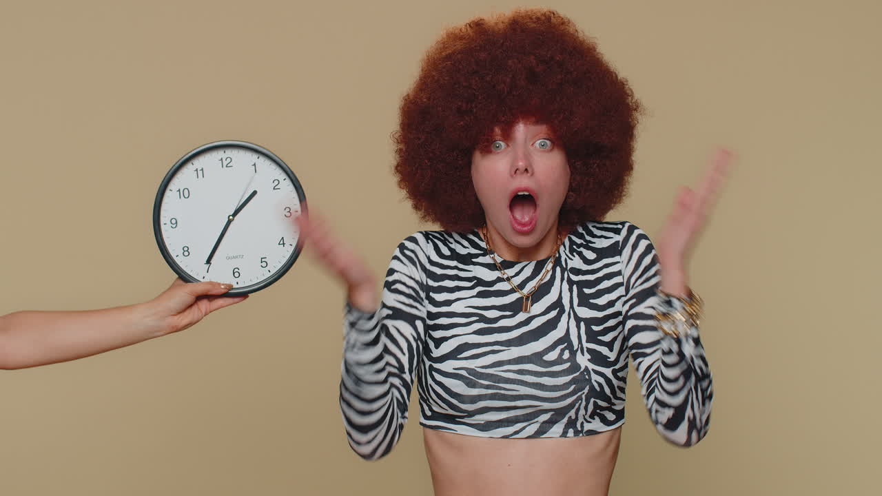 불안한 여성, 시계에 시간을 확인하는 것, 직장에 늦는 것, 지연되는 것, 기한