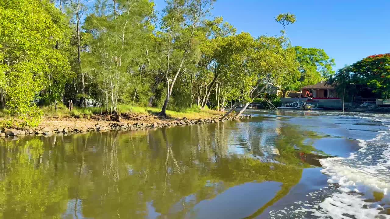 río tranquilo con árboles y cielo despejado