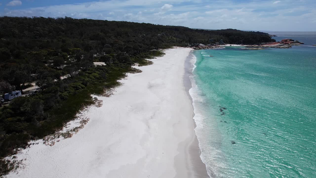 Swimcart Beach med hvid sandstrand i Tasmanien, Australien – dronebillede