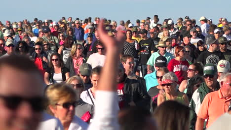 Huge-American-crowds-walk-en-masse