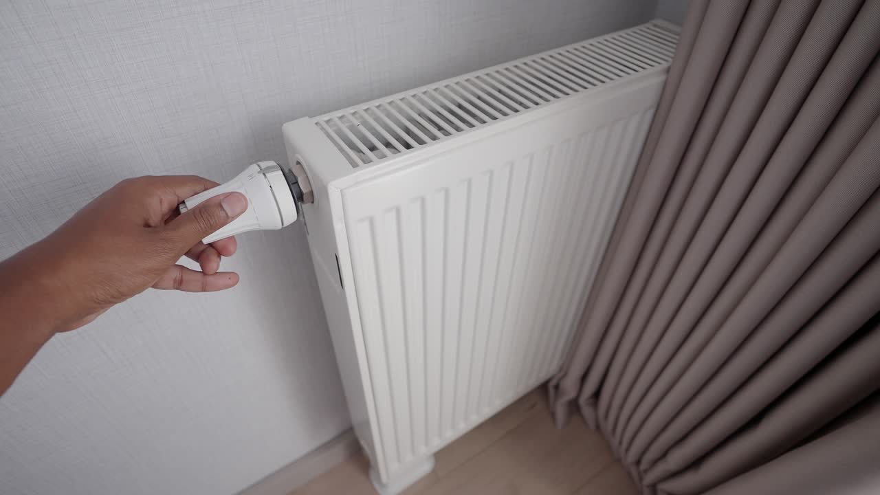 라디에이터 테르모스타트를 조정합니다.