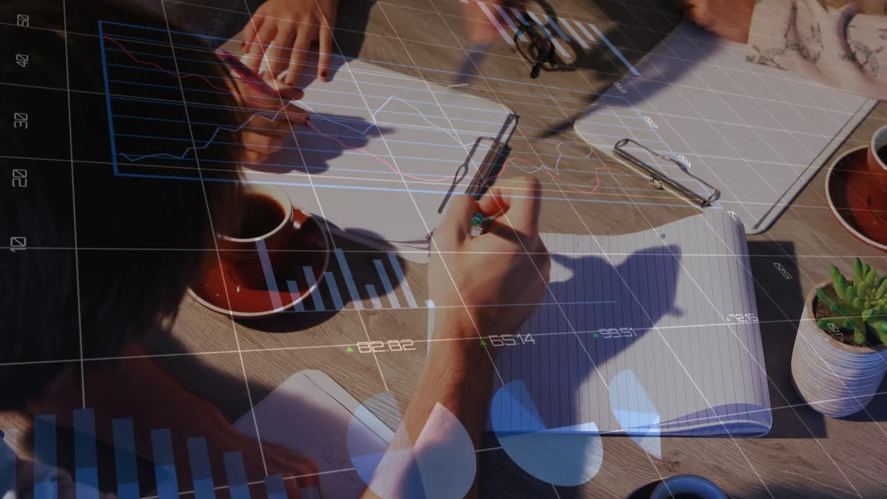 다양한 비즈니스 사람들 (기자) 에 대한 데이터 처리의 애니메이션