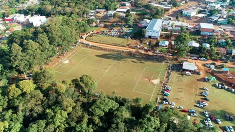 Vista-Aérea-De-Un-Campo-De-Fútbol-Con-Un-Partido-En-Curso-En-Argentina