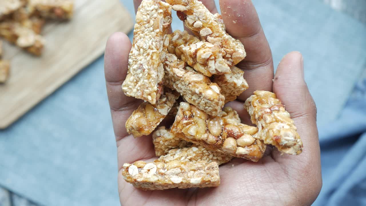 Håndfull med peanøttsprøtt