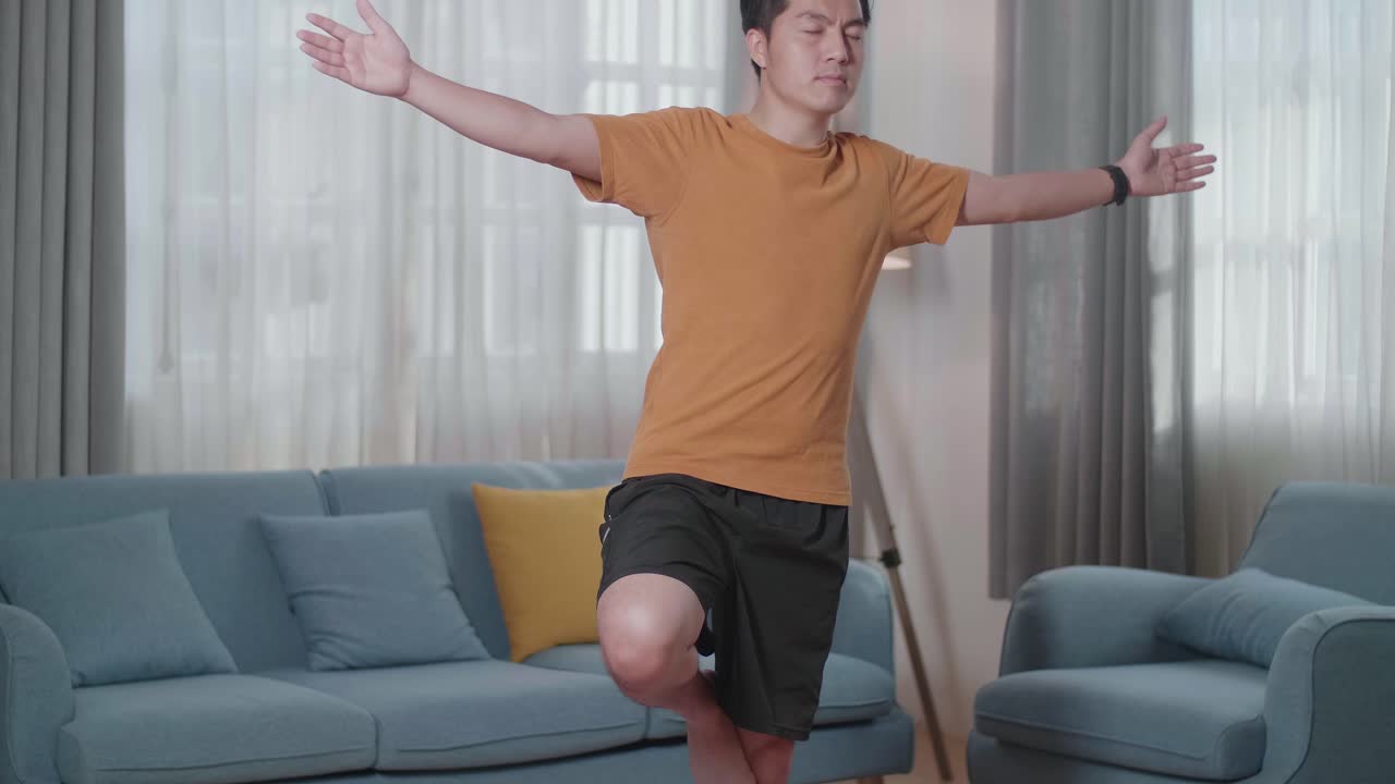 아시아인은 집에서 매트에 나무 포즈로 요가를 할 수 없습니다.