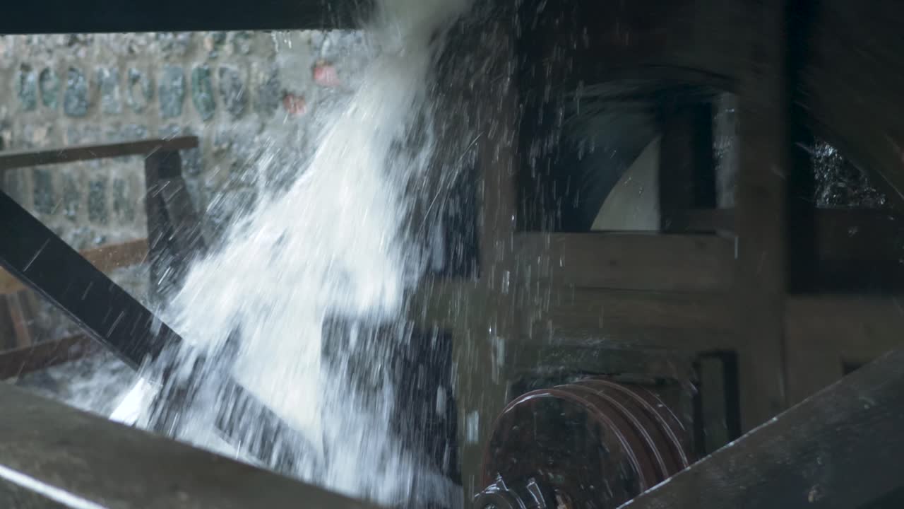 춥고 습한 날에 굴러가는 오래된 나무 물레방앗간