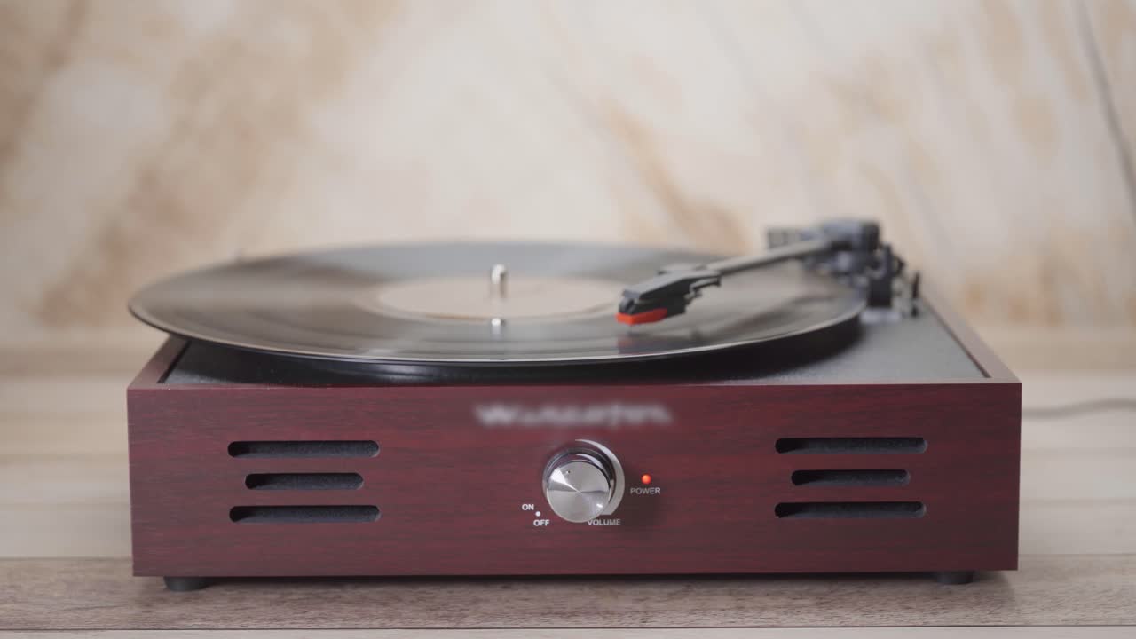 Accensione di un giradischi vintage e riproduzione di un disco in vinile