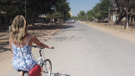 Touristische-Radfahren-Durch-Ruinen-Von-Hampi,-Karnataka,-Indien