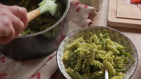 Cocinera-Llenando-Un-Plato-De-Pasta-Vegana-Al-Pesto-A-Cámara-Lenta-2x-4k