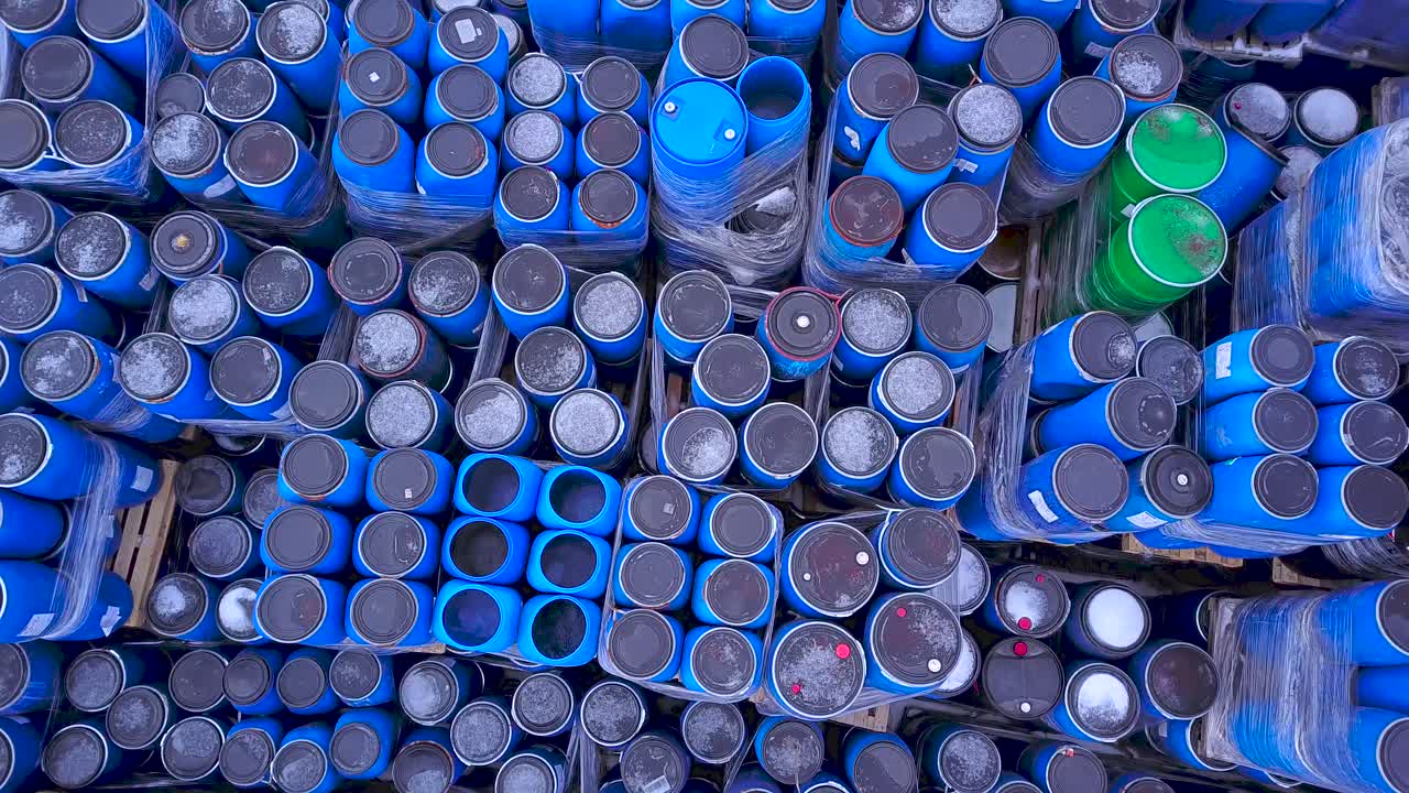 외부 저장 마당에 플라스틱 드럼