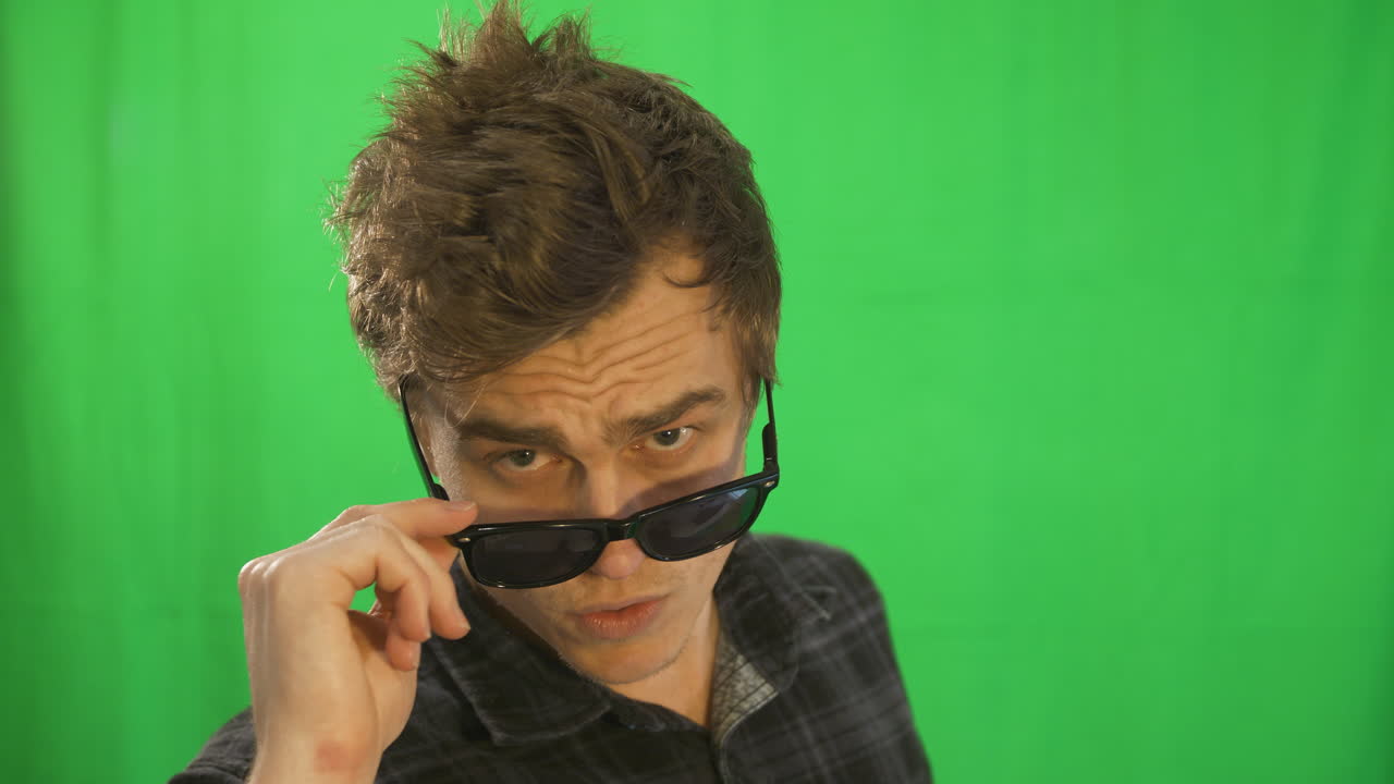 chico confiado con gafas - tiro medio - choma key - macho adulto joven