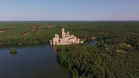 Castillo-Stobnica-Polonia-Wielkopolska,-Naturaleza