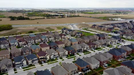 Drone-Volando-Lentamente-Hacia-Las-Casas-En-Un-Día-Nublado-En-Kleinburg