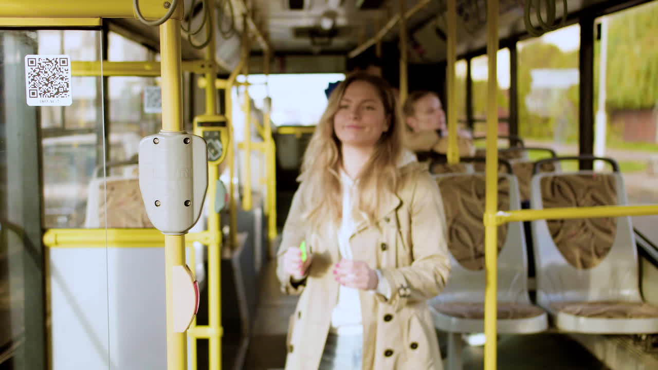 버스에 있는 젊은 여성