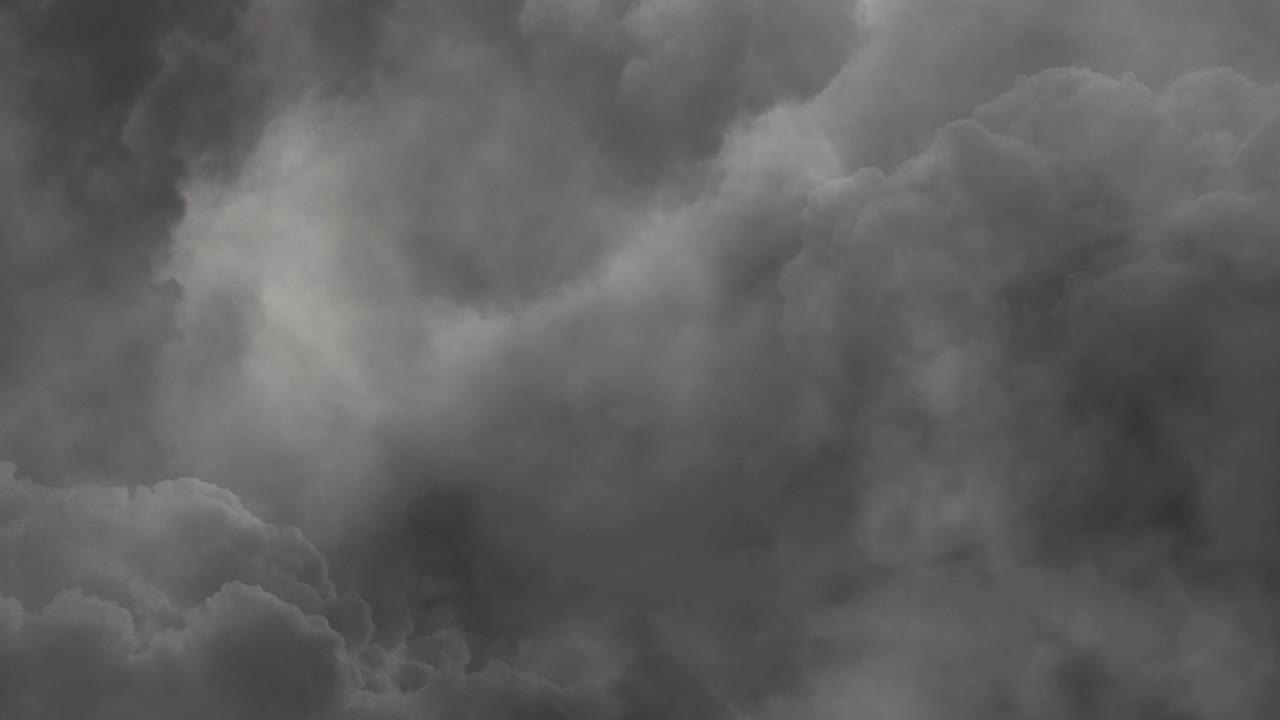 어두운 하늘에서 심한 천둥과 강렬한 번개