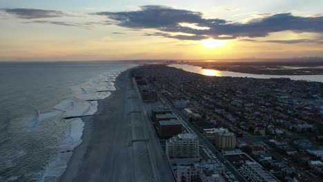 una toma en ángulo alto sobre una playa vacía durante una puesta de sol dorada