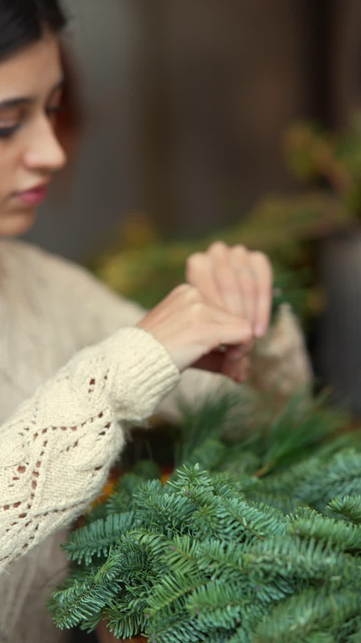 mujer haciendo una corona de Navidad