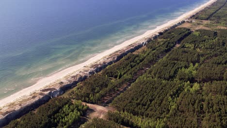 Luftaufnahme-Der-Kurischen-Nehrung,-Die-Das-Kurische-Haff-Von-Der-Ostseeküste-Trennt