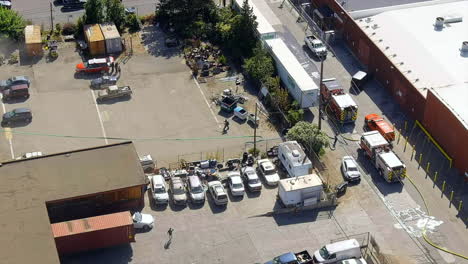 los bomberos responden a un incendio en una casa o apartamento - aérea