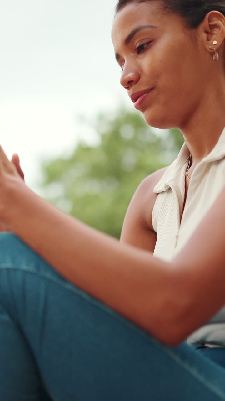 mujer usando teléfono inteligente al aire libre