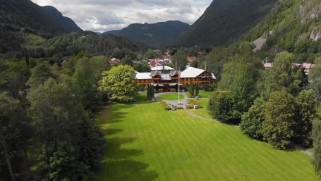 Facade-And-Garden-Of-Historic-Dalen-Hotel-In-Telemark,-Norway