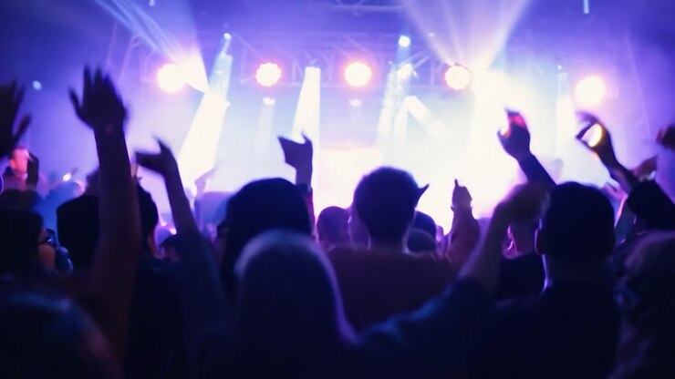 Una folla di persone che si gode un concerto dal vivo