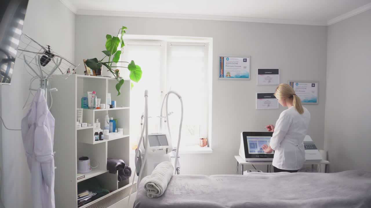 Ahli kecantikan menghaluskan kerutan dengan mikrokurent. Prosedur perangkat keras dalam kosmetologi. Peeling, fonoforesis, pijat, dan facelift di klinik kecantikan.