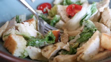 ensalada de pollo césar