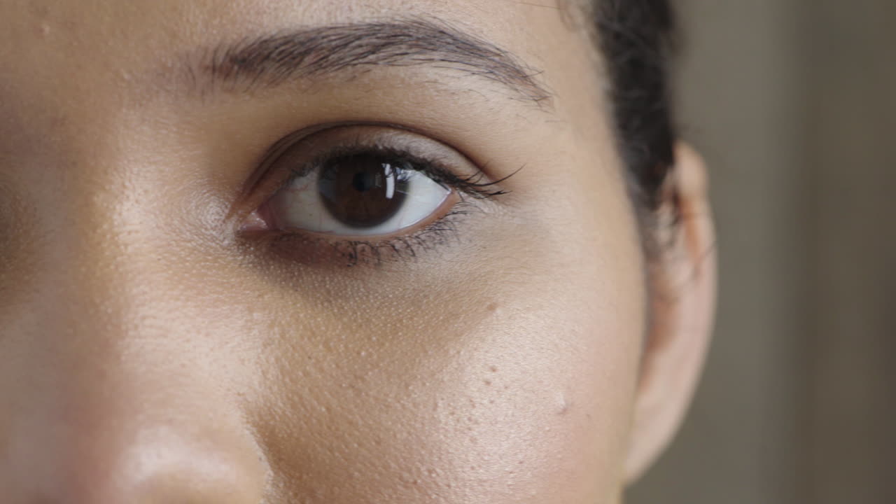 cerca del ojo de la mujer hispana mirando a la cámara parpadeando pensativo contemplativo hermoso detalle