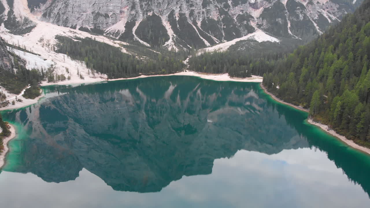 drone aéreo disparó sobre el lago braies revelando la hermosa naturaleza a su alrededor, dolomitas italia