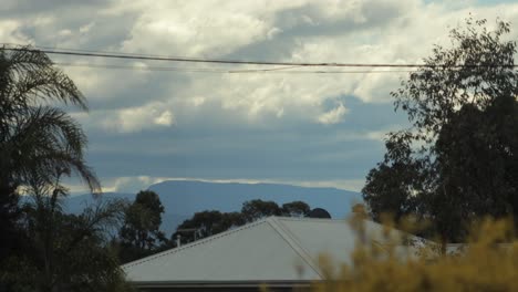 Große-Rollende-Wolken-Ziehen-über-Den-Berg-Mt.-Wellington,-Windige-Palmen-Tagsüber-Australien-Victoria-Gippsland-Maffra