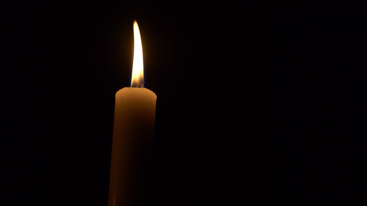 Video voskové svíčky na tmavém pozadí.