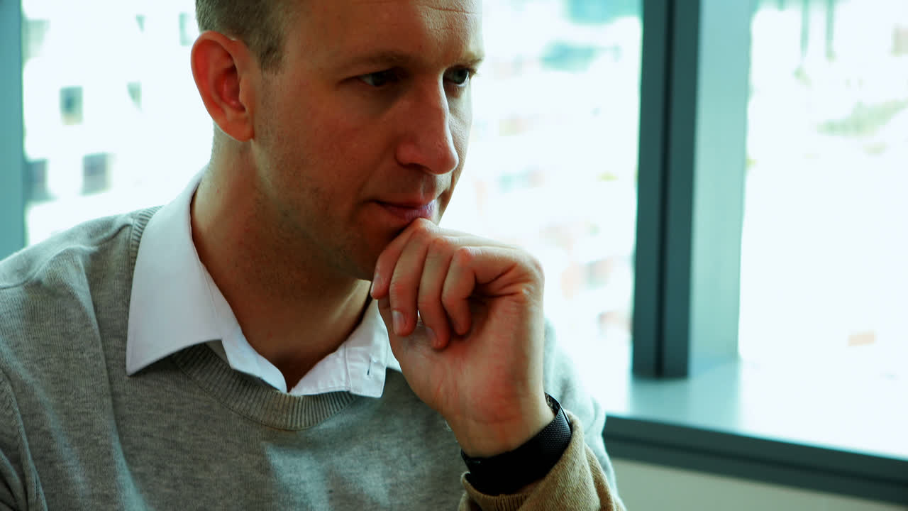 ejecutivo masculino trabajando en su escritorio en la oficina