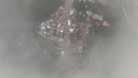vista aérea de drones voladores de san jose del pacifico, oaxaca, méxico