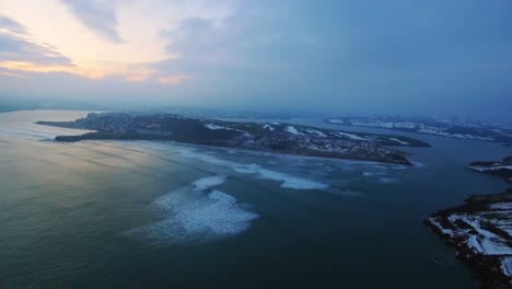 Luftaufnahmen-Von-Meer-Und-Insel-In-Der-Abenddämmerung-4k